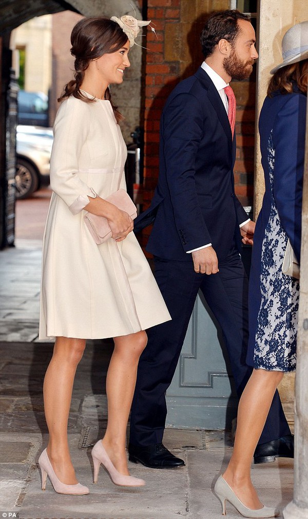 Bóc mác hàng hiệu của Nữ hoàng Anh & Kate tại lễ rửa tội Hoàng gia 19