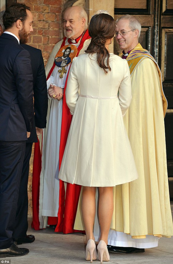 Bóc mác hàng hiệu của Nữ hoàng Anh & Kate tại lễ rửa tội Hoàng gia 17