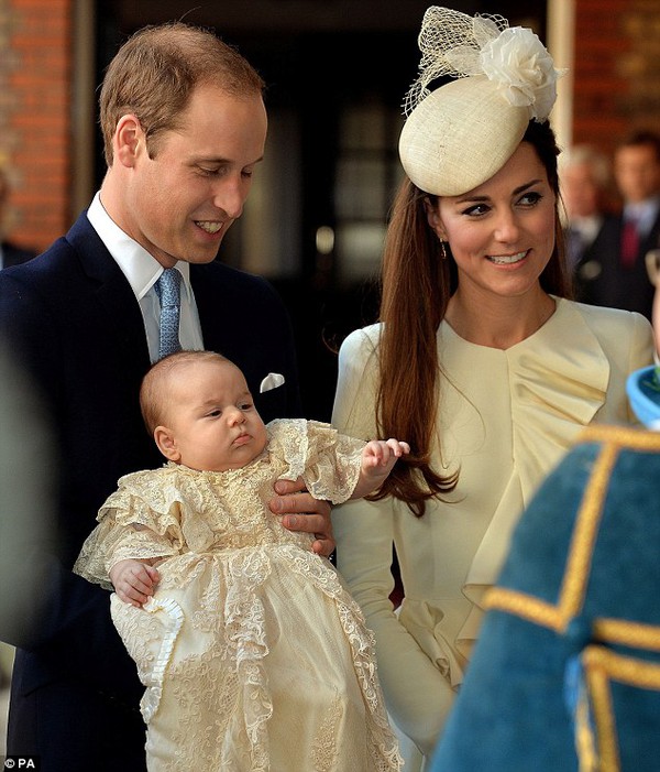 Bóc mác hàng hiệu của Nữ hoàng Anh & Kate tại lễ rửa tội Hoàng gia 4