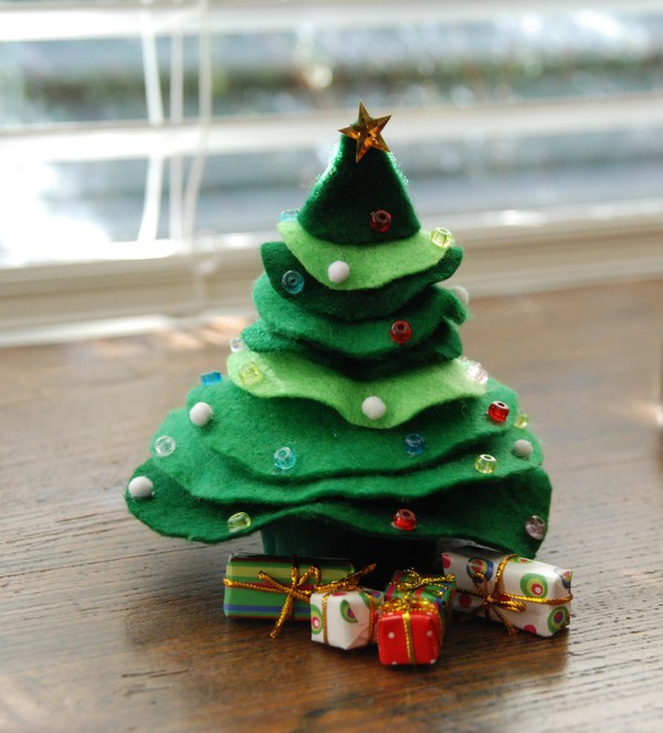 Cắt d&aacute;n c&acirc;y th&ocirc;ng Noel nhỏ xinh trang tr&iacute; nh&agrave; m&igrave;nh 9