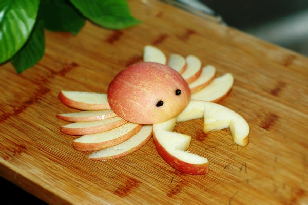 5 phút cắt tỉa quả táo thành chú cua ngộ nghĩnh 6