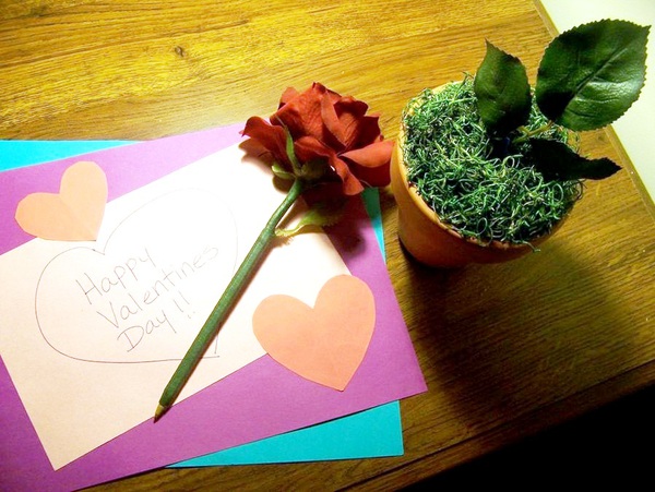 Trang trí bút thành bông hồng Valentine ngọt ngào 1