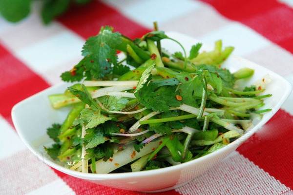 Nộm dưa chuột m&aacute;t gi&ograve;n quen m&agrave; lạ 1