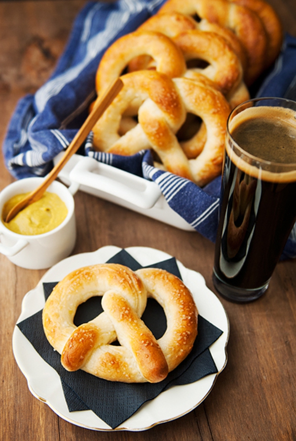 Trổ tài làm bánh mỳ bơ pretzels nóng hổi thơm ngon  21