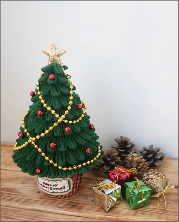 Hãy cùng ngắm nhìn bức tranh vẽ cây thông Noel mini xinh xắn này. Bạn sẽ cảm thấy mình đang đứng trước một căn phòng nhỏ nhắn, được trang trí đầy ấm áp và hạnh phúc. Với những chi tiết nhỏ yêu thích, bức tranh sẽ đưa bạn đến những giây phút đáng nhớ của mùa đông.