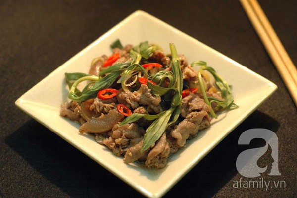 Xuýt xoa với món bê xào lá ngổ thơm phức 1 Xuýt xoa với món bê xào lá ngổ thơm phức 1