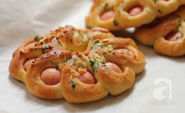 Trổ t&agrave;i l&agrave;m b&aacute;nh m&igrave; x&uacute;c x&iacute;ch bơ tỏi thơm lừng hấp dẫn 23