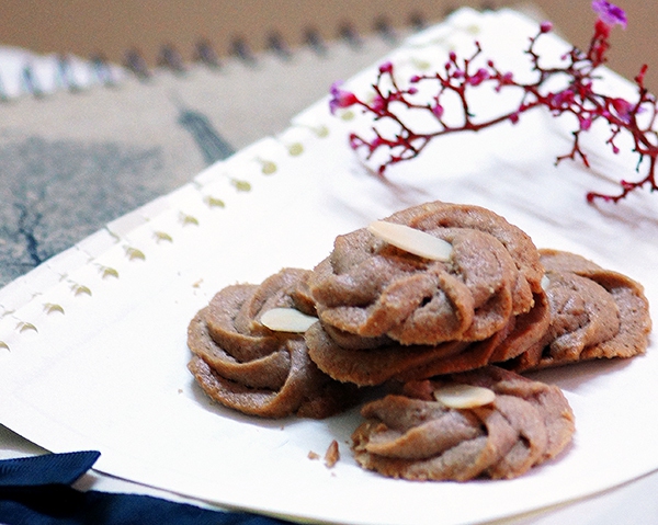 Giòn thơm hấp dẫn món bánh quy chocolate hạnh nhân 1