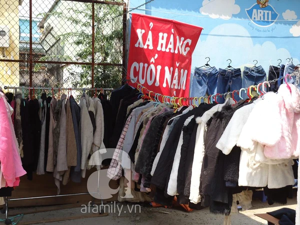 TPHCM: Thời trang vỉa h&egrave; xả h&agrave;ng đ&oacute;n Tết 2