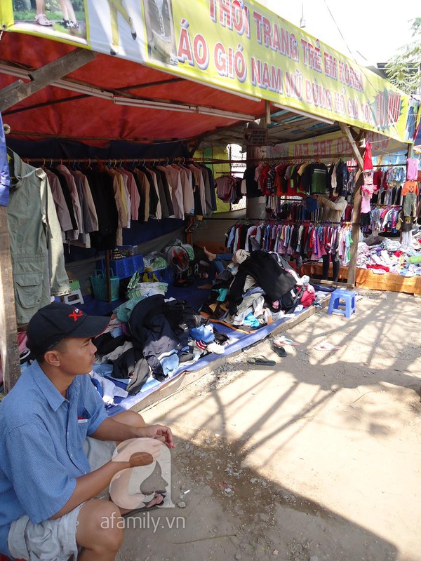 TPHCM: Thời trang vỉa h&egrave; xả h&agrave;ng đ&oacute;n Tết 7