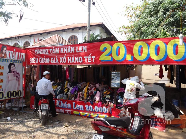 TPHCM: Thời trang vỉa h&egrave; xả h&agrave;ng đ&oacute;n Tết 4