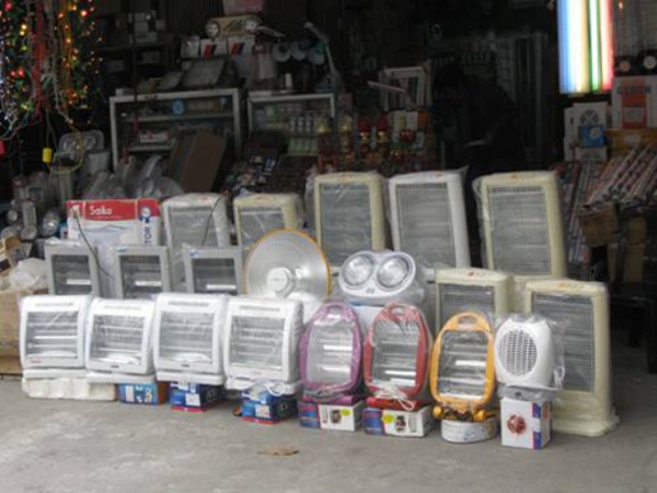 Hà Nội: Rét đậm kéo dài quạt, đèn sưởi “cháy” hàng từ siêu thị đến chợ 3