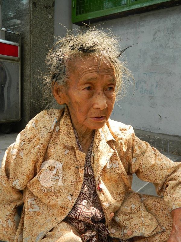 Đằng sau câu chuyện cụ bà 72 tuổi nhặt rác xôn xao cộng đồng mạng 10
