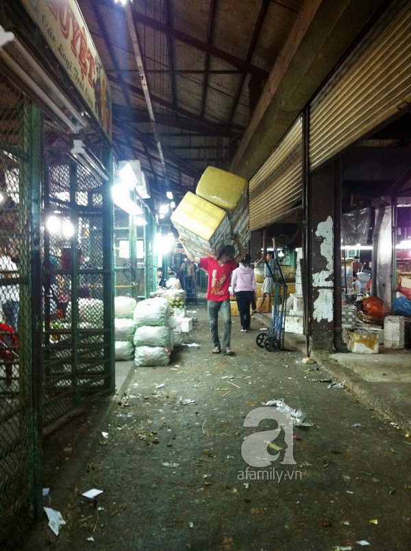 Đột nhập khu chợ siêu rẻ, hoạt động suốt ngày đêm 10 Đột nhập khu chợ siêu rẻ, hoạt động suốt ngày đêm 10