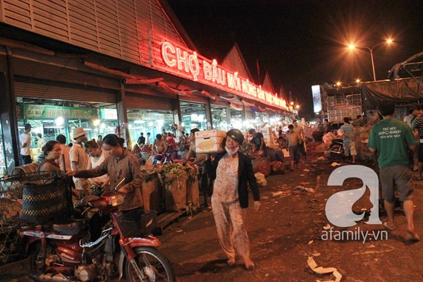 Đột nhập khu chợ siêu rẻ, hoạt động suốt ngày đêm 13 Đột nhập khu chợ siêu rẻ, hoạt động suốt ngày đêm 13