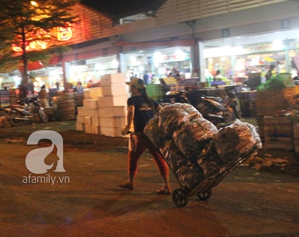 Đột nhập khu chợ siêu rẻ, hoạt động suốt ngày đêm  12