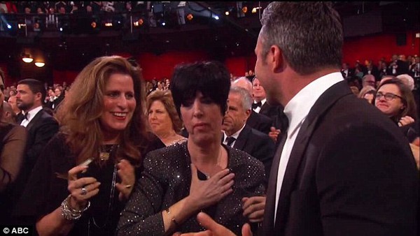 Rùng mình trước tiết mục Oscar của Lady Gaga khiến loạt sao ngấn lệ