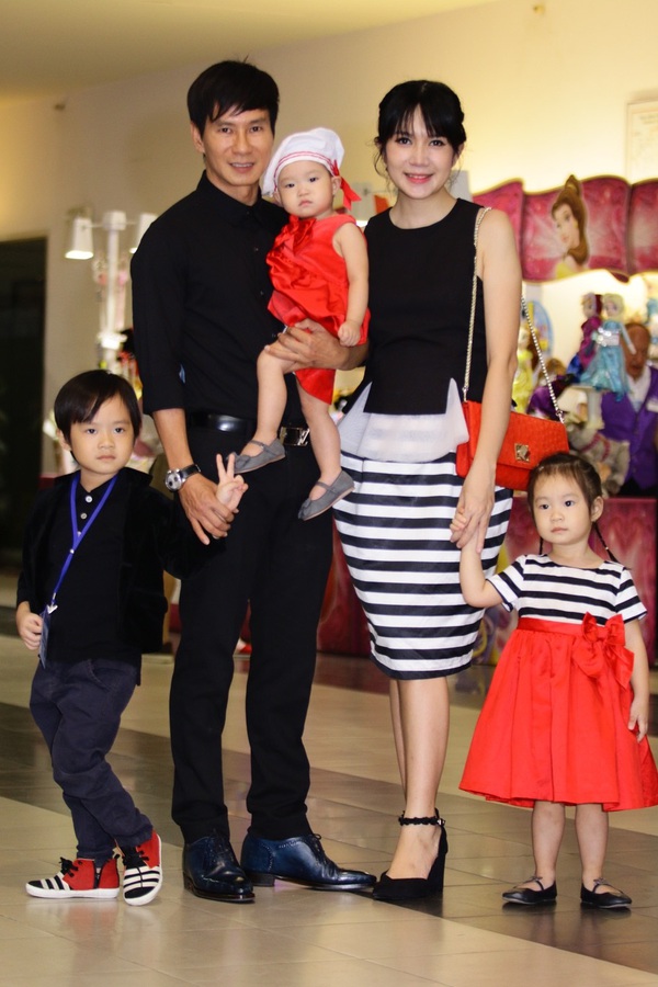 Gia đình Ốc Thanh Vân mặc đồ ton-sur-ton siêu dễ thương tại sự kiện