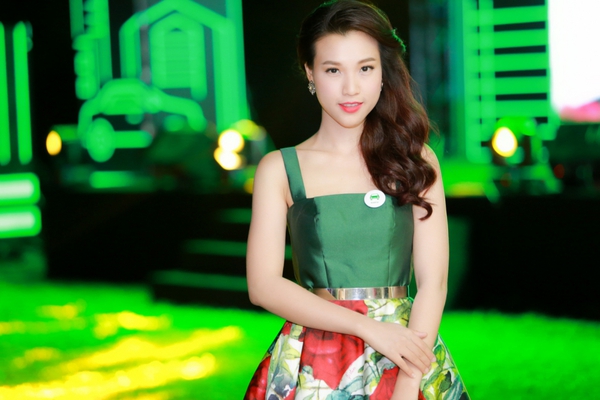 &aacute; hậu ho&agrave;ng oanh