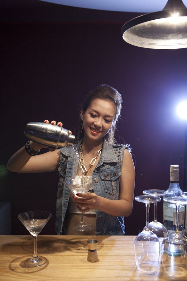 Đinh Hương khoe eo thon trong ph&ograve;ng tập 3