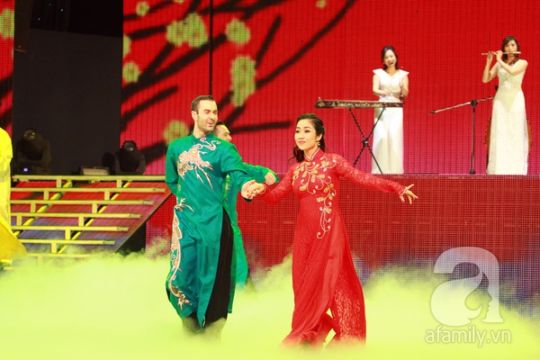 Ốc Thanh V&acirc;n liều lĩnh nhảy tr&ecirc;n... b&agrave;n 1