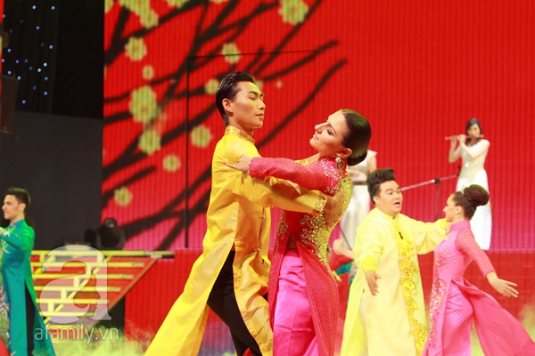 Ốc Thanh V&acirc;n liều lĩnh nhảy tr&ecirc;n... b&agrave;n 4