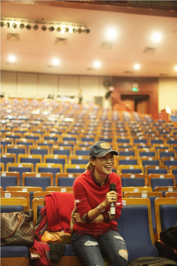 Mỹ T&acirc;m miệt m&agrave;i tập nhạc th&acirc;u đ&ecirc;m tại qu&ecirc; nh&agrave; 5