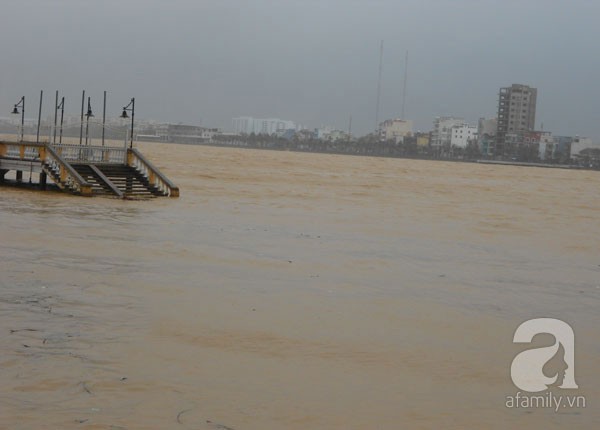 Người Đà Nẵng vẫn "trực chiến" với bão Haiyan 7