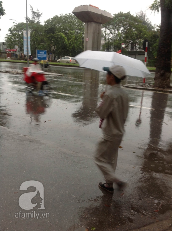 Hà Nội mưa đã ngớt, trường học đóng cửa im lìm 18