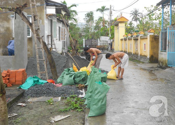 Người Đà Nẵng hối hả đi rút tiền, mua đồ tích trữ để đối phó với siêu bão Haiyan 21