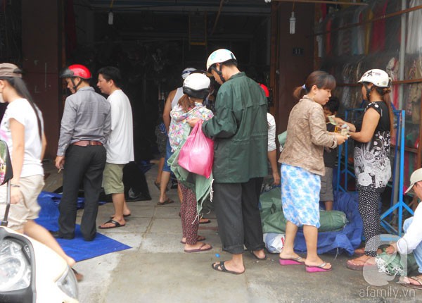 Người Đà Nẵng hối hả đi rút tiền, mua đồ tích trữ để đối phó với siêu bão Haiyan 5