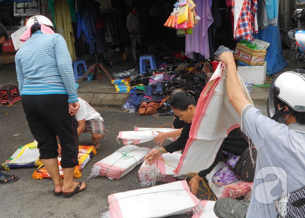 Người Đà Nẵng hối hả đi rút tiền, mua đồ tích trữ để đối phó với siêu bão Haiyan 6