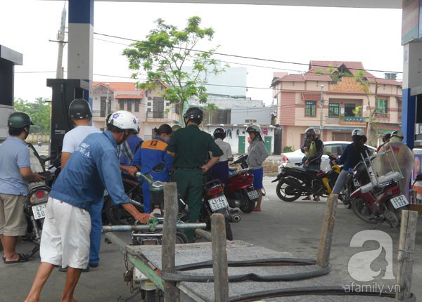 Người Đà Nẵng hối hả đi rút tiền, mua đồ tích trữ để đối phó với siêu bão Haiyan 7