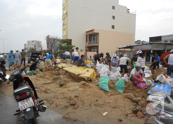 Người Đà Nẵng hối hả đi rút tiền, mua đồ tích trữ để đối phó với siêu bão Haiyan 12