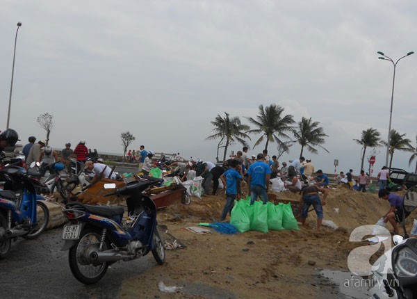 Người Đà Nẵng hối hả đi rút tiền, mua đồ tích trữ để đối phó với siêu bão Haiyan 13