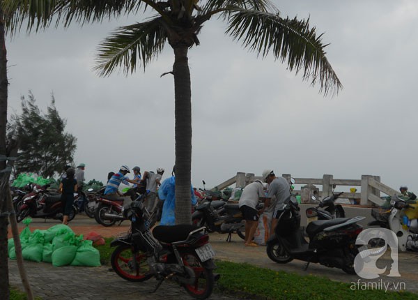 Người Đà Nẵng hối hả đi rút tiền, mua đồ tích trữ để đối phó với siêu bão Haiyan 15