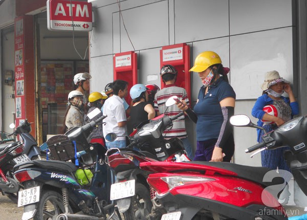 Người Đà Nẵng hối hả đi rút tiền, mua đồ tích trữ để đối phó với siêu bão Haiyan 8