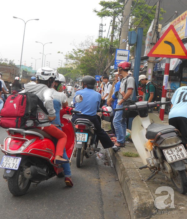 Người Đà Nẵng hối hả đi rút tiền, mua đồ tích trữ để đối phó với siêu bão Haiyan 9