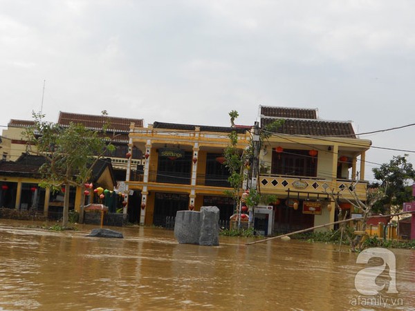 Nước lũ, b&egrave;o, r&aacute;c nhấn ch&igrave;m phố cổ Hội An 9