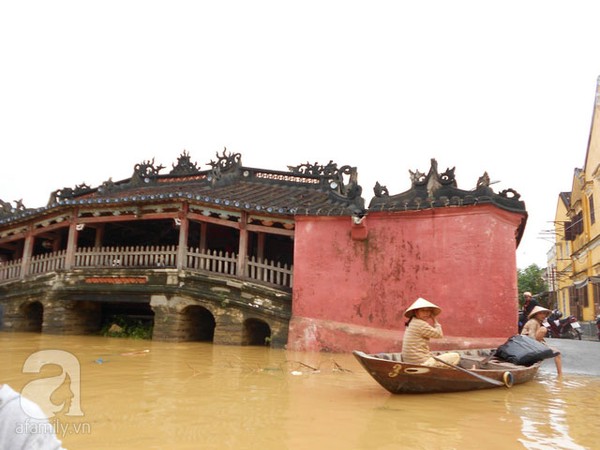 Nước lũ, b&egrave;o, r&aacute;c nhấn ch&igrave;m phố cổ Hội An 20