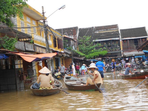 Nước lũ, b&egrave;o, r&aacute;c nhấn ch&igrave;m phố cổ Hội An 22