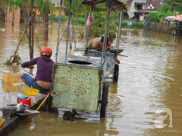 Nước lũ, b&egrave;o, r&aacute;c nhấn ch&igrave;m phố cổ Hội An 25