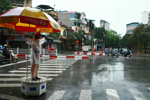 Hà Nội mưa đã ngớt, trường học đóng cửa im lìm 3