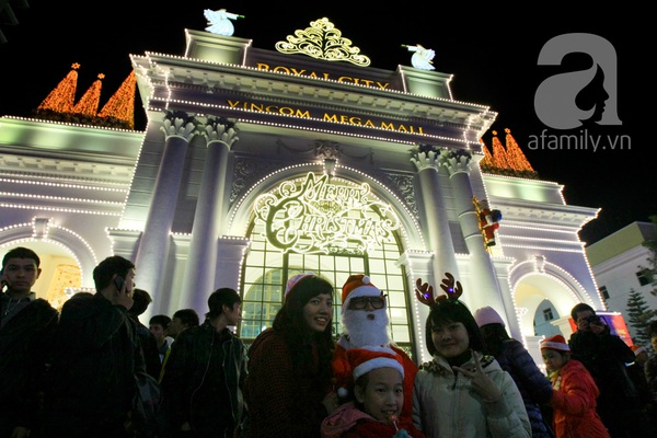 Nhiều tụ điểm vui chơi Hà Nội - Sài Gòn quá tải người dịp Giáng Sinh 20