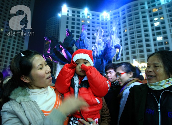 Nhiều tụ điểm vui chơi Hà Nội - Sài Gòn quá tải người dịp Giáng Sinh 24