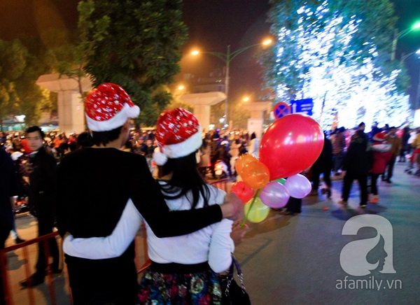 Nhiều tụ điểm vui chơi Hà Nội - Sài Gòn quá tải người dịp Giáng Sinh 27