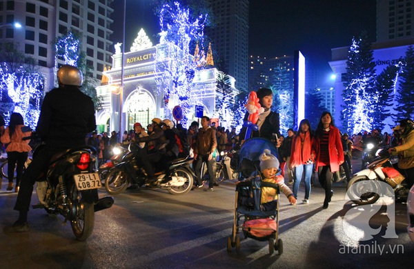 Nhiều tụ điểm vui chơi Hà Nội - Sài Gòn quá tải người dịp Giáng Sinh 30