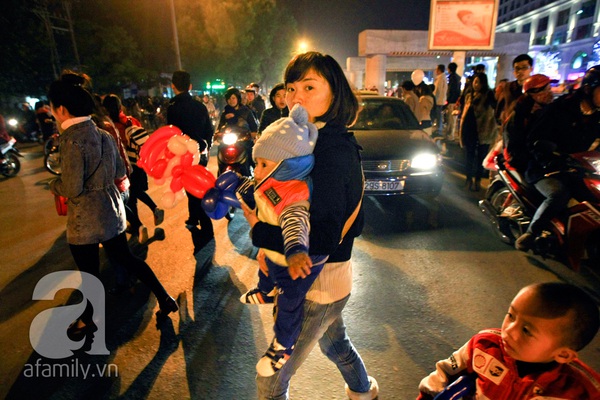 Nhiều tụ điểm vui chơi Hà Nội - Sài Gòn quá tải người dịp Giáng Sinh 31