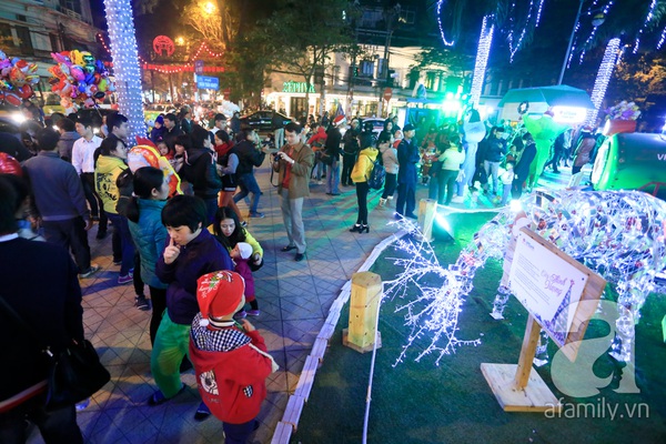 Nhiều tụ điểm vui chơi Hà Nội - Sài Gòn quá tải người dịp Giáng Sinh 36