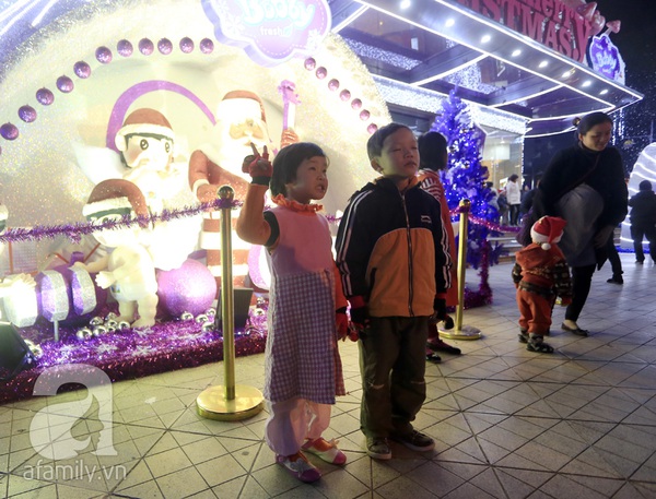 Nhiều tụ điểm vui chơi Hà Nội - Sài Gòn quá tải người dịp Giáng Sinh 38